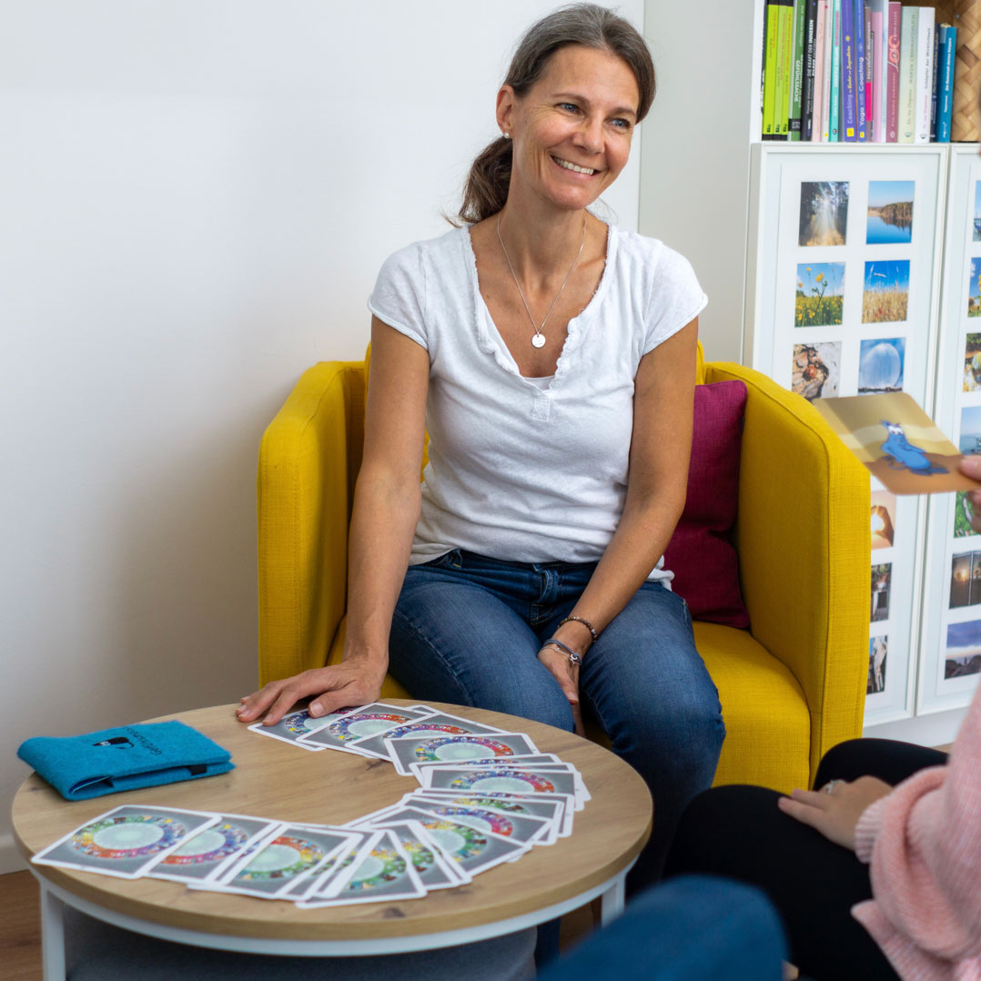 Katrin Strabel in einfühlsamem Gespräch mit junger Person - Energiearbeit für Kinder und Jugendliche mit Gefühlsmonster-Karten im Nürnberger Land