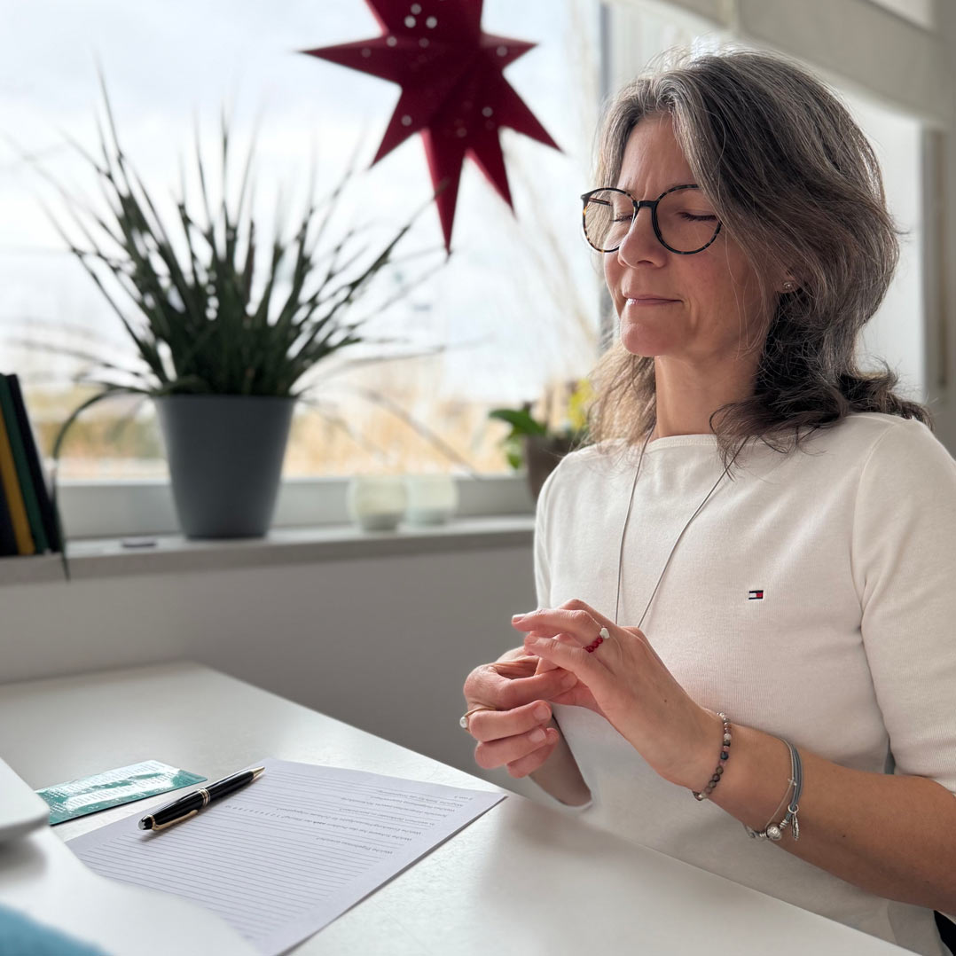 Katrin Strabel arbeitet mit Body Code am Laptop und identifiziert mit der Ringmethode energetische Ungleichgewichte. Ganzheitliche Energiearbeit im Nürnberger Land.