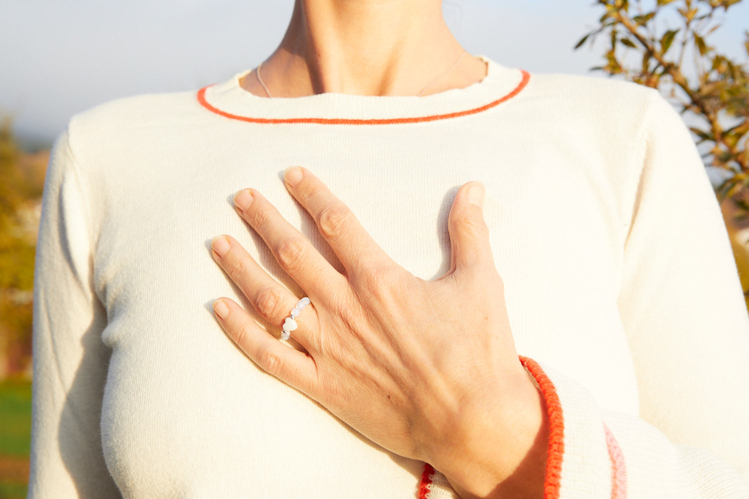 Mehr als Methoden: Die Arbeit von Katrin Strabel ist eine Haltung des Vertrauens in die innere Weisheit - zurück zum Herzen, zurück zu Dir selbst. Meine Hand auf meinem Herzen ist ein Symbol für die Verbindung zu sich selbst.
