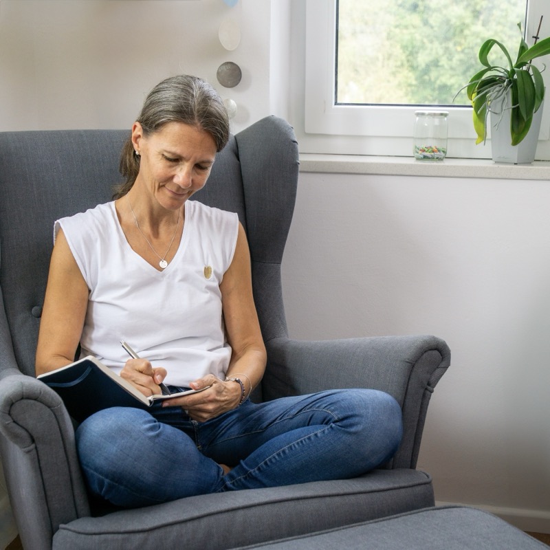 Ein Blick in meinen Alltag: Journaling ist für mich ein wichtiger Teil meiner eigenen Bewusstseinsarbeit und hilft mir, mit mir selbst in Verbindung zu bleiben. Es ist ein kraftvolles Werkzeug, mit dem ich Dich in meinen Workbooks durch Reflexionsfragen begleite, die Dir helfen, Deine Gedanken zu ordnen und Klarheit zu finden.