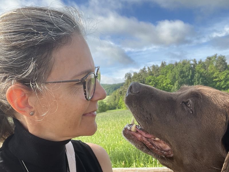 Katrin Strabel von Kafina Coaching im Nürnberger Land mit ihrer braunen Labrador-Hündin Fina. Die enge Verbindung zwischen Mensch und Tier steht im Mittelpunkt der ganzheitlichen Energiearbeit.