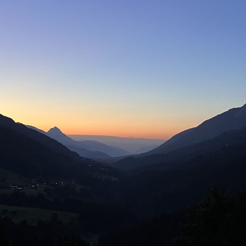 Sonnenaufgang über Bergsilhouetten – Aufbruch und neuer Beginn