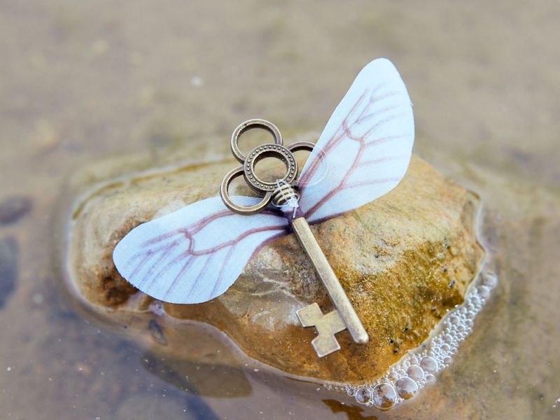 Messingschlüssel mit Engelsflügeln als Geschenk nach Auflösung der Herzmauer® mit Emotionscode® bei Kafina Coaching. Symbol für die neu gewonnene Freiheit zu lieben. 