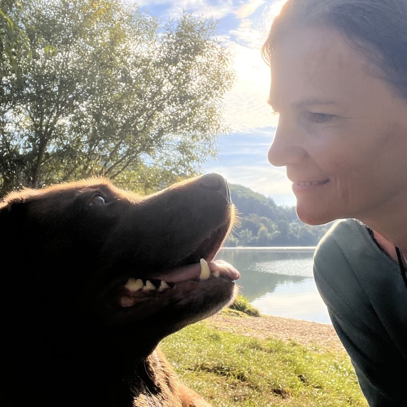 Katrin Strabel und Labrador Fina am See – tiefe Verbindung zwischen Mensch und Tier bei Kafina Coaching
