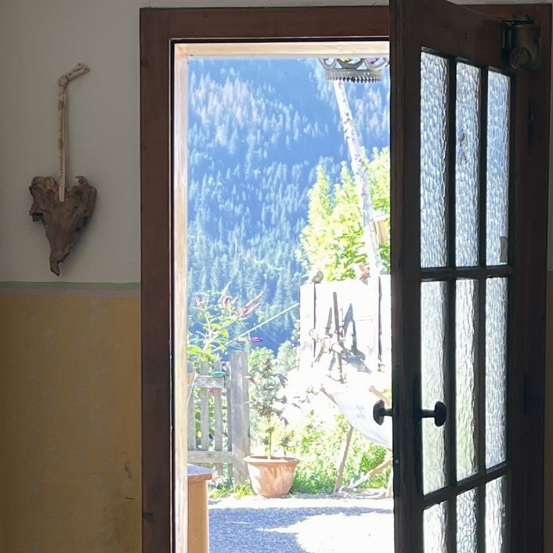 Offene Tür mit Licht – Manche Türen gehen nur von innen auf. Du entscheidest, wann.