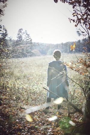 Eine Frau steht von hinten in einem herbstlichen Wald und blickt in die Ferne. Das Bild symbolisiert den Wendepunkt während der Scheidung, innere Klarheit und den Beginn eines neuen Lebensabschnitts.