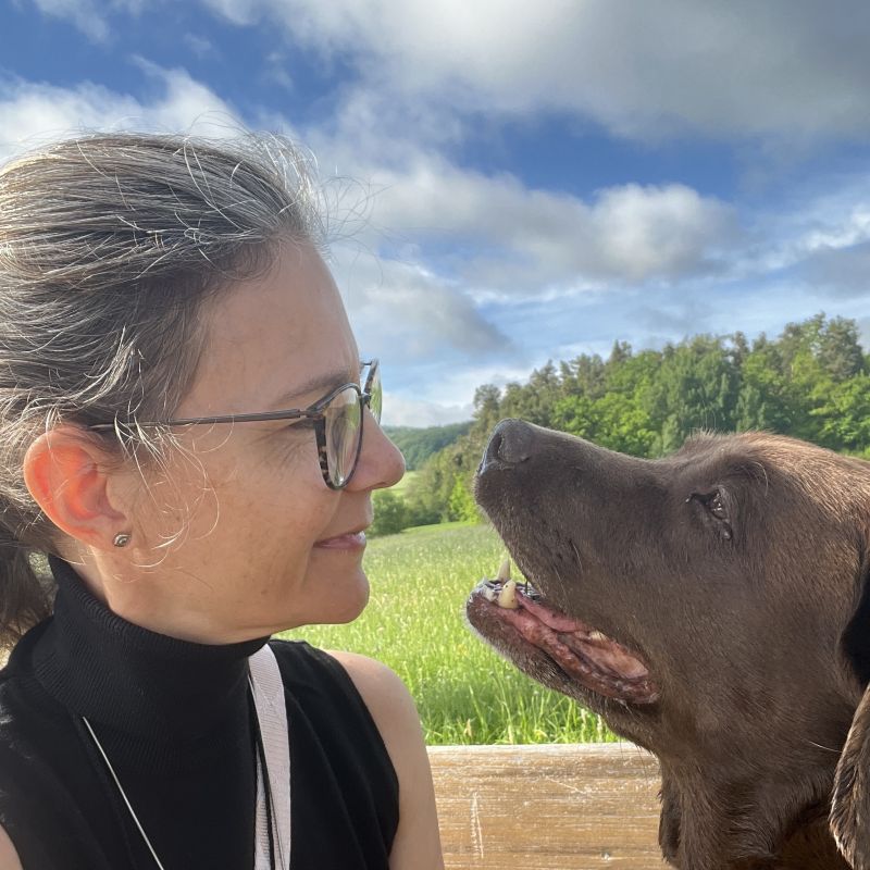 Katrin Strabel von Kafina Coaching im Nürnberger Land mit ihrer braunen Labrador-Hündin Fina. Die enge Verbindung zwischen Mensch und Tier steht im Mittelpunkt der ganzheitlichen Energiearbeit.