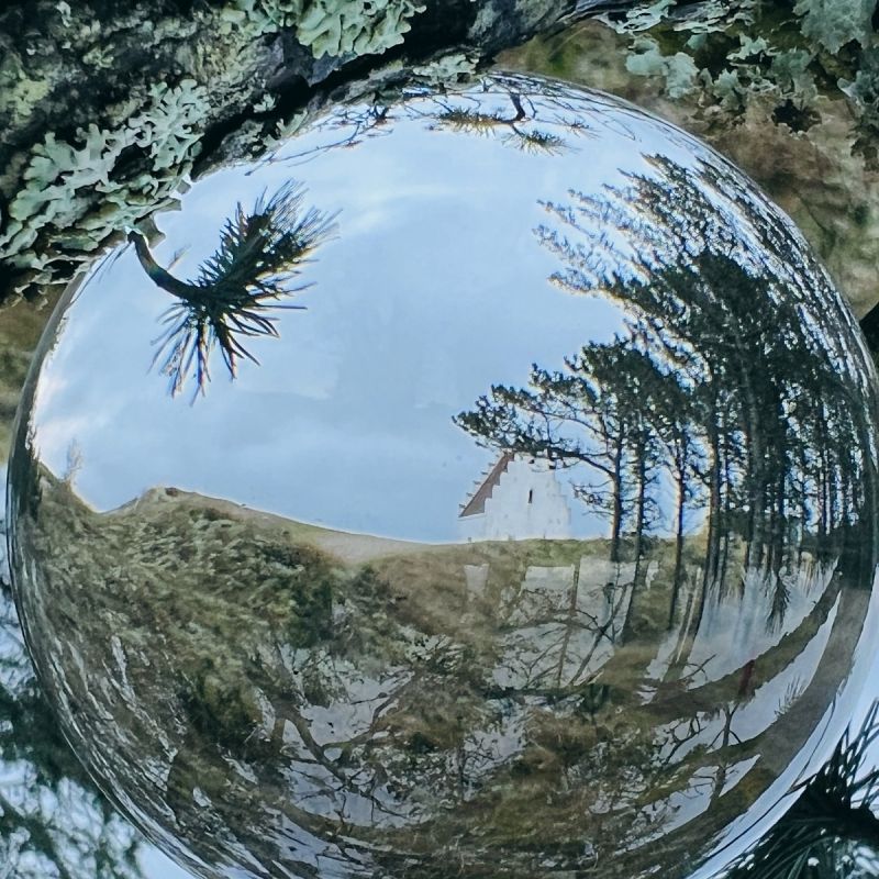 Glaskugel mit umgedrehter Welt – Manchmal zeigt ein anderer Blickwinkel, was Du lange übersehen hast.